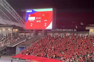 国足0-1不敌卡塔尔！现场观战球迷高喊：扬科维奇下课！